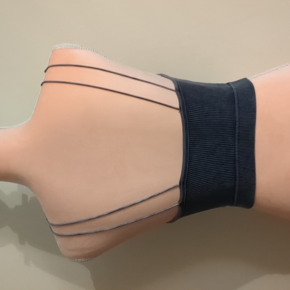 Zenana S/M sports bra in black, sized S/M - Picture 4 of 7